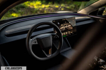 Tesla Model 3 2025 – dashboard, modern touchscreen display