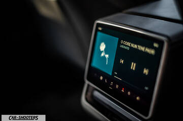 Tesla Model 3 2025 – detail, rear infotainment screen