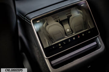 Tesla Model 3 2025 – interior, rear passenger touchscreen display