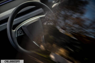 Tesla Model 3 2025 – dashboard, steering wheel close-up