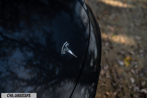 Tesla Model 3 2025 – detail, emblem close-up