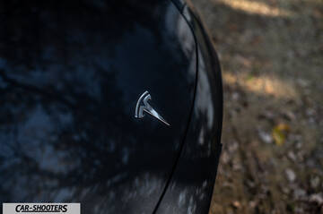 Tesla Model 3 2025 – detail, emblem close-up
