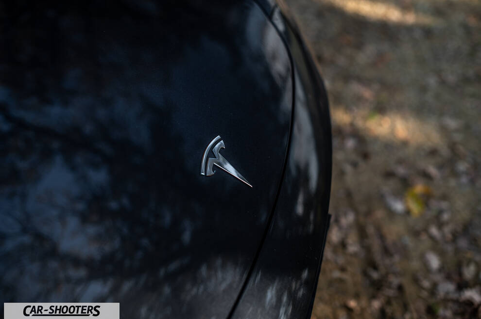 Tesla Model 3 2025 – detail, emblem close-up