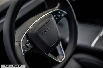 Tesla Model 3 2025 – dashboard, modern steering wheel close-up