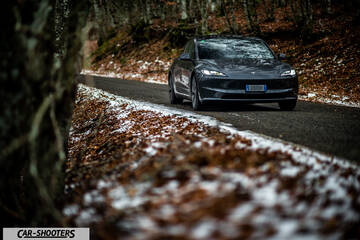 Tesla Model 3 2025 – front three-quarter, dark grey on a snowy road