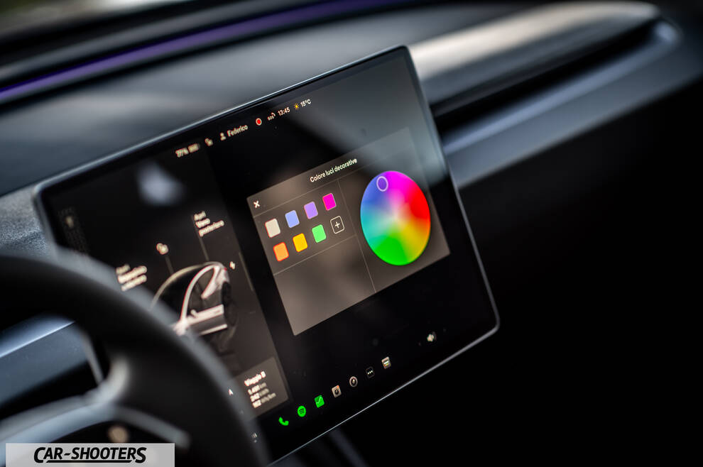 Tesla Model 3 2025 – dashboard, large central touchscreen display