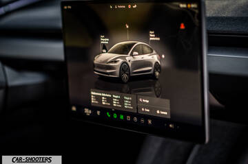 Tesla Model 3 2025 – dashboard, large central touchscreen display