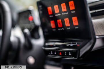 Volkswagen ID BUZZ – dashboard, touchscreen infotainment display