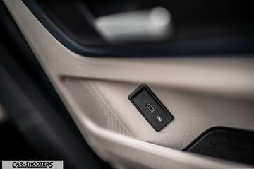 Volkswagen ID BUZZ – detail, usb-c port on door panel