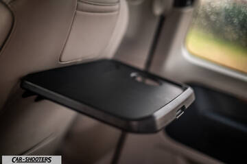 Volkswagen ID BUZZ – interior, fold-down tray table