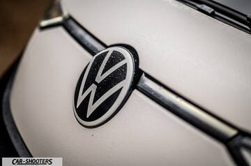 Volkswagen ID BUZZ – detail, emblem close-up with water droplets