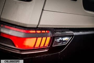 Volkswagen ID BUZZ – detail, taillight close-up with raindrops