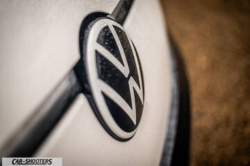 Volkswagen ID BUZZ – detail, emblem close-up with water droplets