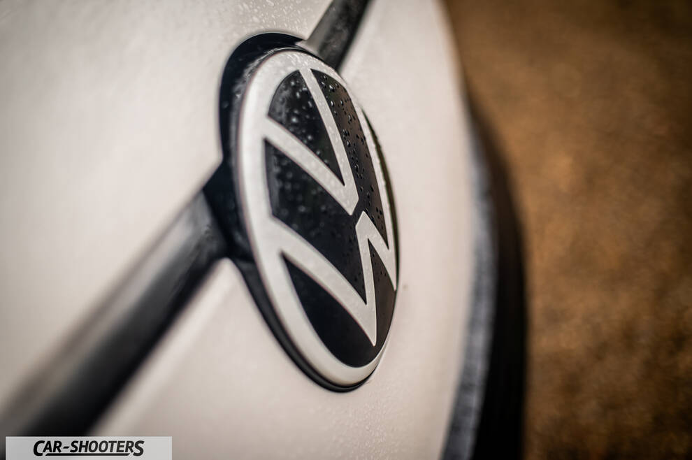 Volkswagen ID BUZZ – detail, emblem close-up with water droplets