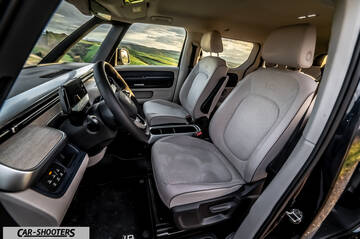 Volkswagen ID BUZZ – interior, light gray front seats