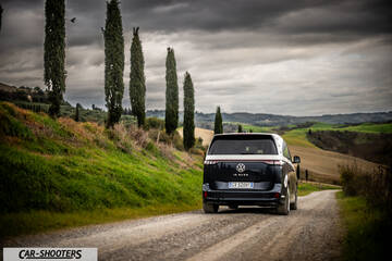 Volkswagen ID BUZZ – rear view, dark blue on a country road