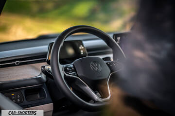 Volkswagen ID BUZZ – dashboard, modern steering wheel and digital instrument cluster