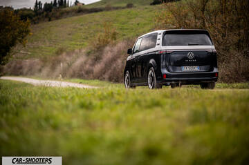 Volkswagen ID BUZZ – rear three-quarter, dark blue on a country road