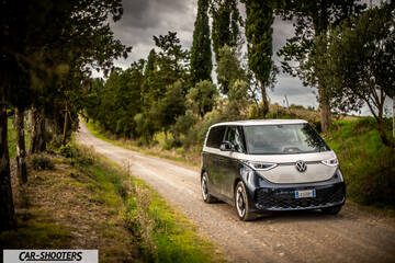 Volkswagen ID BUZZ – front three-quarter, blue and white on a dirt road