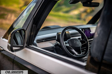 Volkswagen ID BUZZ – dashboard, modern steering wheel