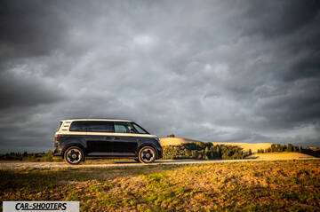 Volkswagen ID BUZZ – side profile, black and white against a dramatic sky backdrop
