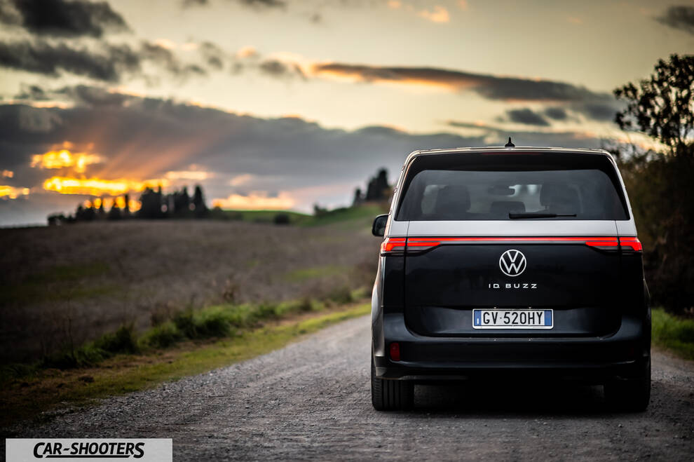 Volkswagen ID BUZZ – rear view, black and white on a country road at sunset