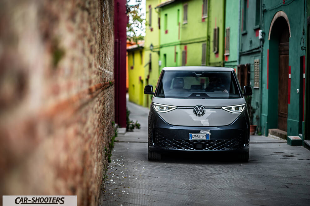 Volkswagen ID BUZZ – front three-quarter, silver and grey in a narrow alleyway
