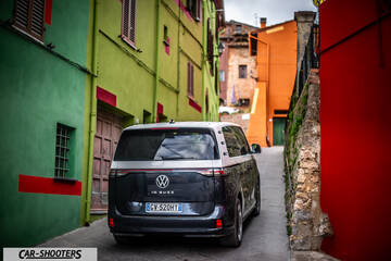 Volkswagen ID BUZZ – rear view, black and silver in a narrow alley