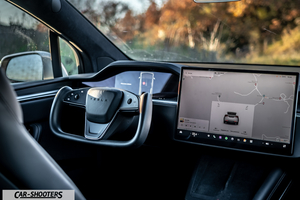 Tesla Model X – dashboard, yoke steering wheel with large touchscreen