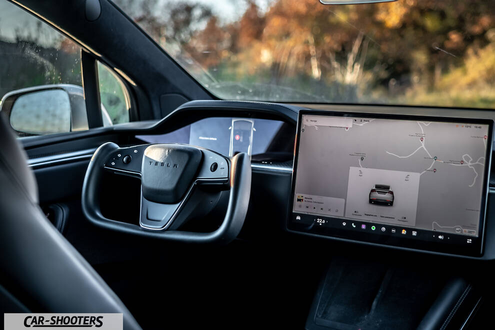Tesla Model X – dashboard, yoke steering wheel with large touchscreen
