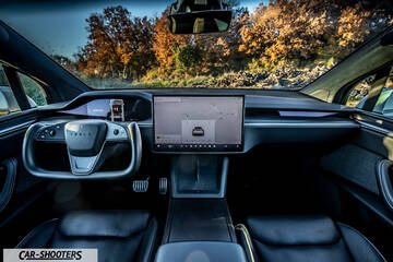 Tesla Model X – dashboard, yoke steering wheel and central touchscreen