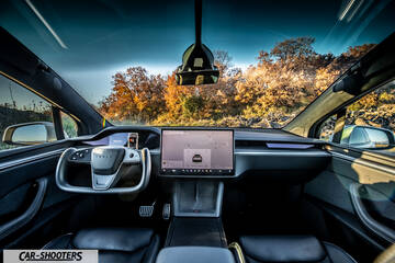 Tesla Model X – dashboard, yoke steering wheel and central touchscreen