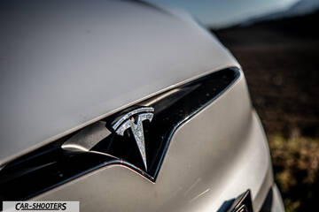 Tesla Model X – detail, emblem close-up