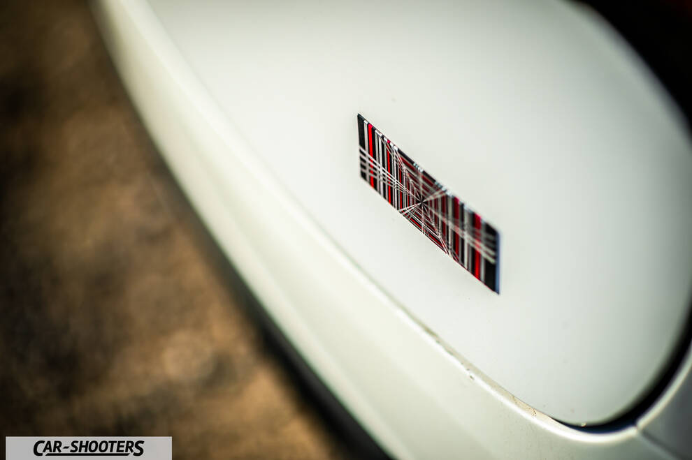 Tesla Model X – detail, emblem close-up