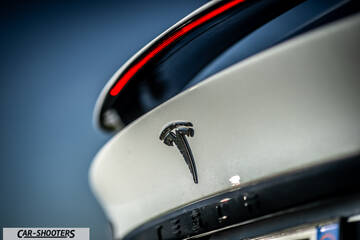 Tesla Model X – detail, rear badge close-up