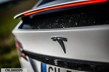 Tesla Model X – rear view, white rear badge close-up