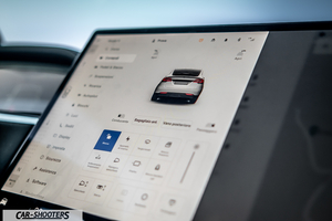 Tesla Model X – dashboard, large central touchscreen display