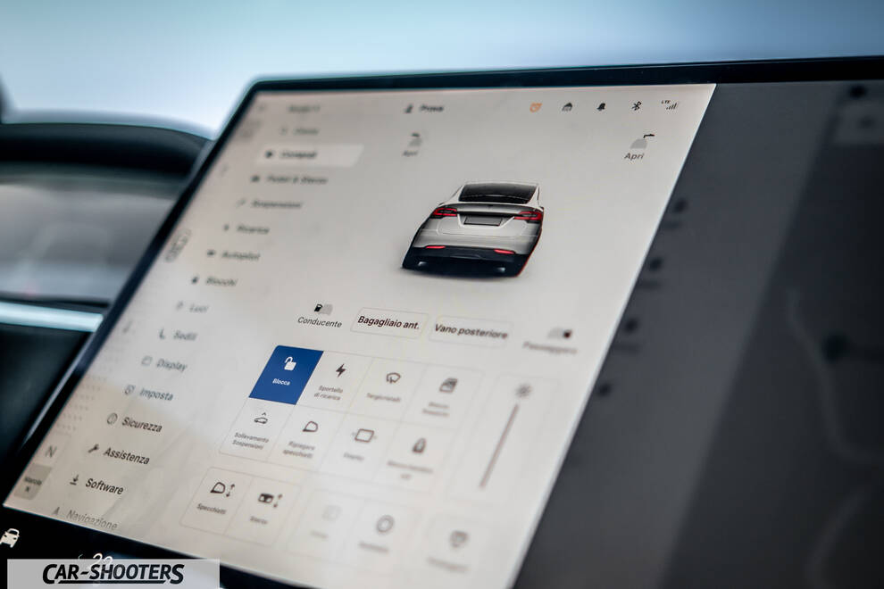 Tesla Model X – dashboard, large central touchscreen display