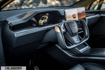 Tesla Model X – dashboard, yoke steering wheel and digital display