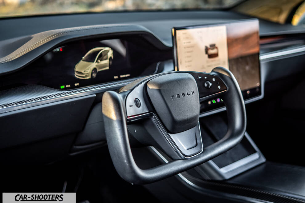 Tesla Model X – dashboard, digital instrument cluster and yoke steering wheel