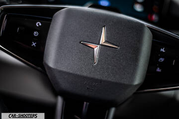 Polestar 4 – detail, steering wheel close-up