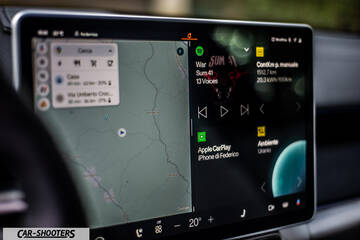 Polestar 4 – dashboard, large infotainment touchscreen displaying maps