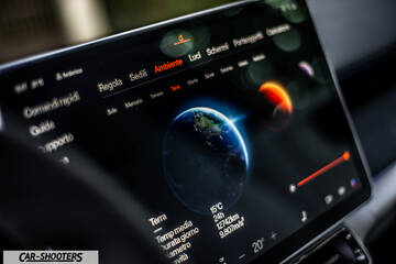 Polestar 4 – dashboard, large infotainment touchscreen displaying earth