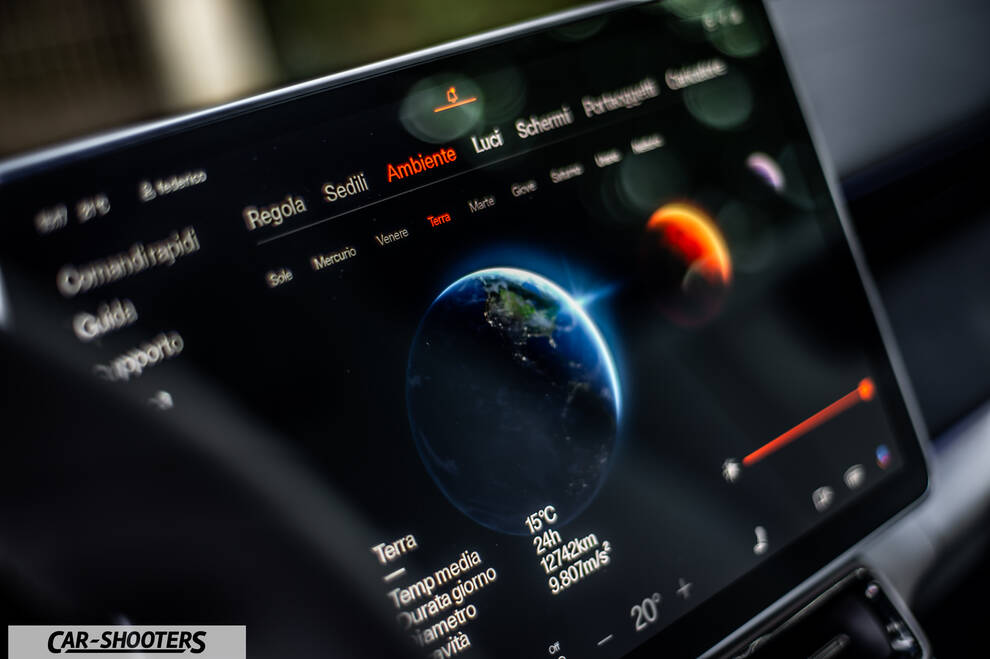 Polestar 4 – dashboard, large infotainment touchscreen displaying earth