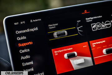 Polestar 4 – dashboard, infotainment display with support menu