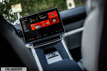 Polestar 4 – dashboard, large central touchscreen display