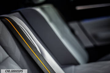 Polestar 4 – interior, rear seats with yellow accent