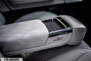 Polestar 4 – interior, leather center armrest with pattern