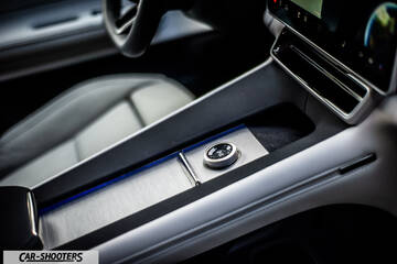 Polestar 4 – interior, center console with dial control