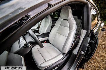 Polestar 4 – interior, light grey leather front seats